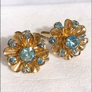 Vintage clip on earrings Coro. 1950’s Reminds me of cheery Doris Day 🌼